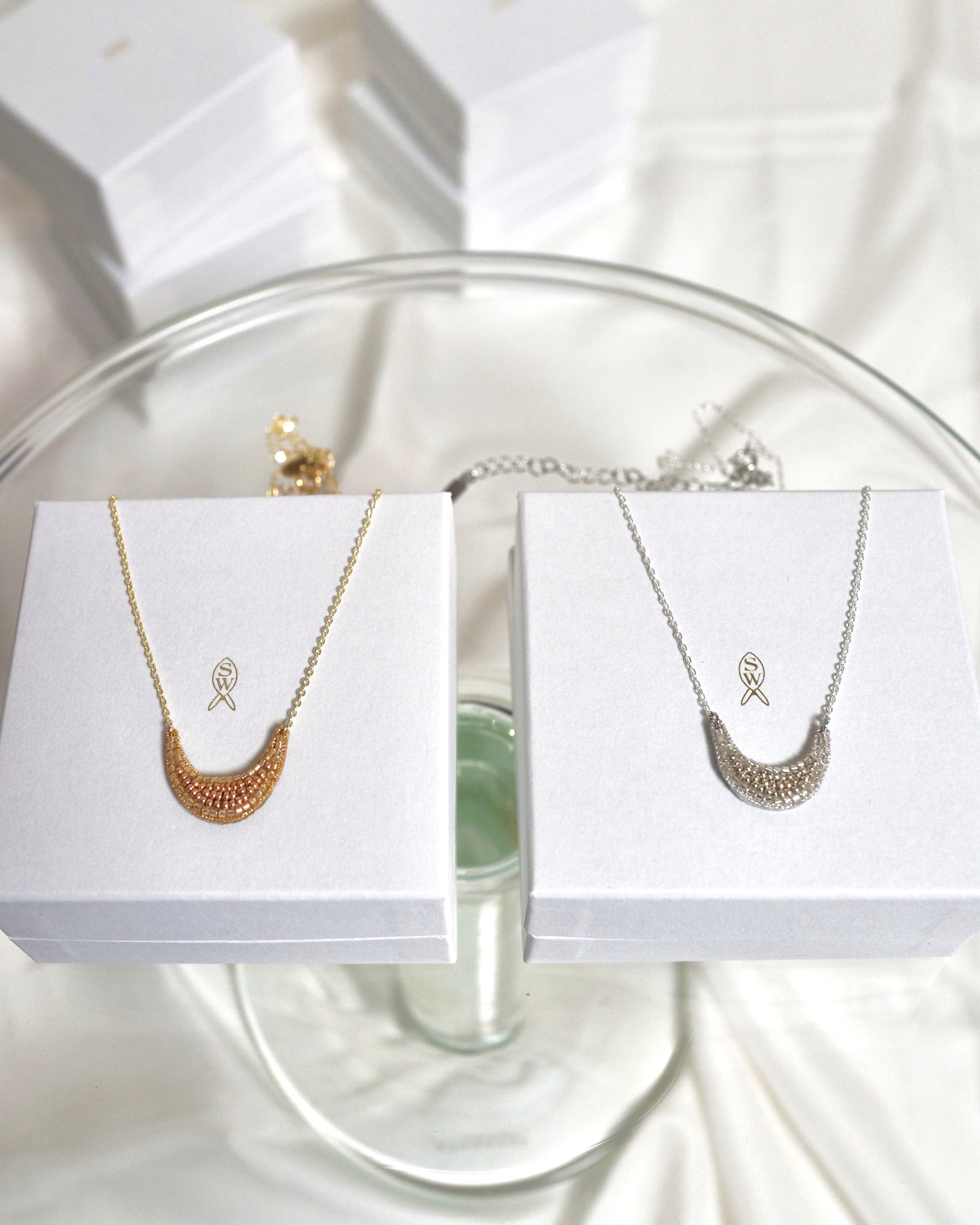 [Crescent Moon Necklace-gold] 