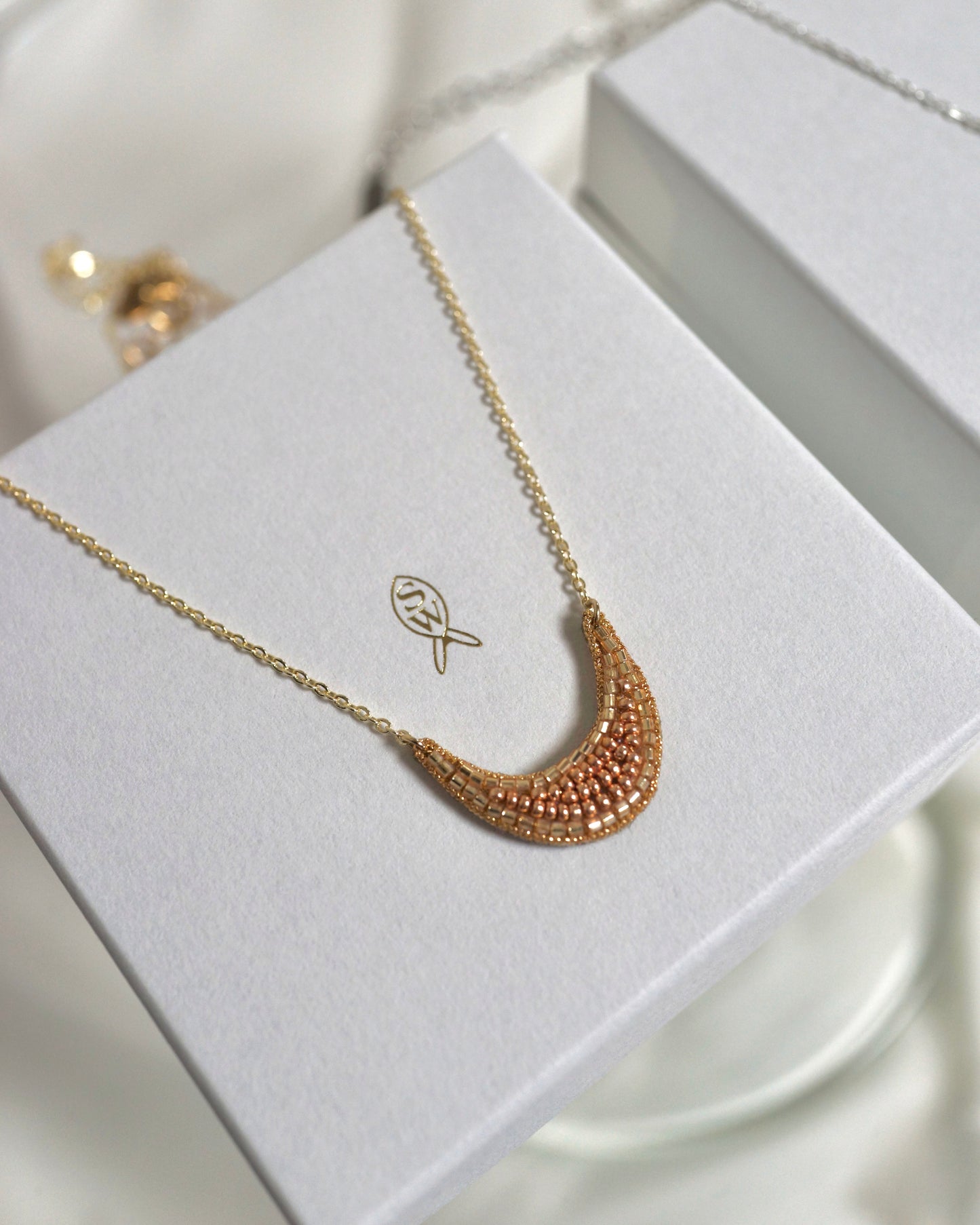[Crescent Moon Necklace-gold] 