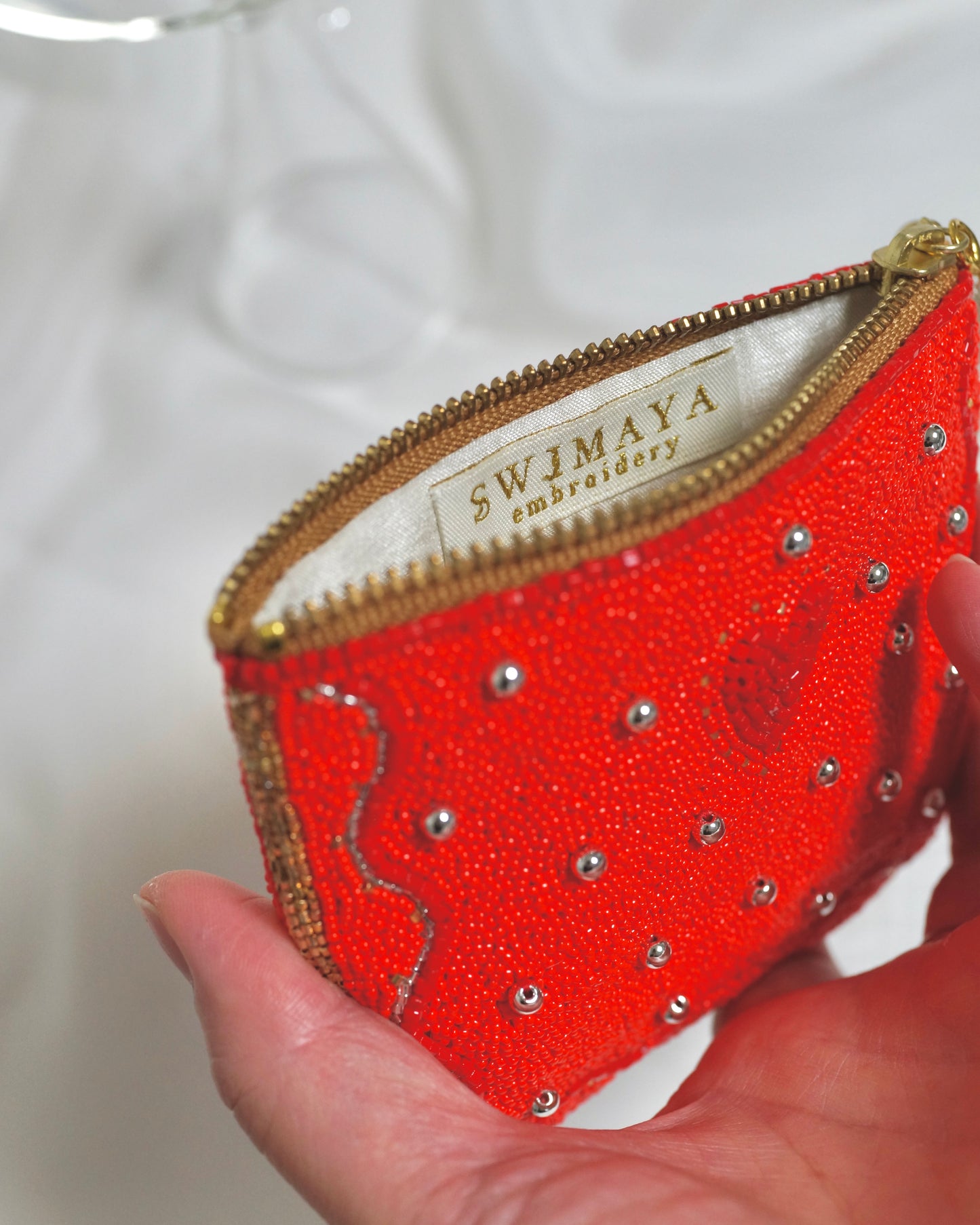 【総刺繍ポーチ/ Red】